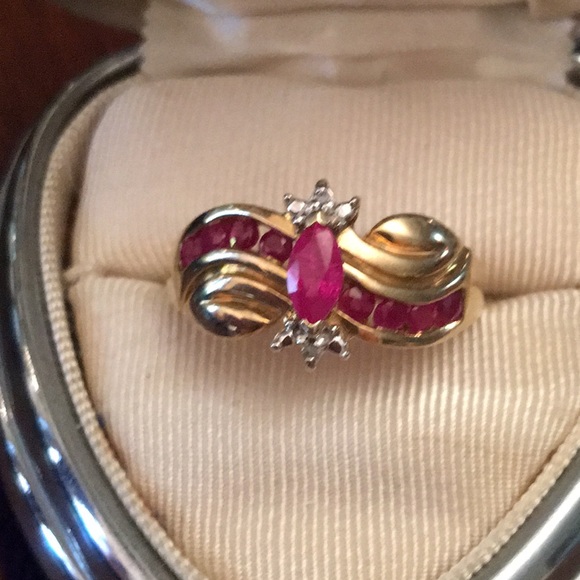 10k gold Ruby Diamond ring Beauty! - Picture 3 of 9
